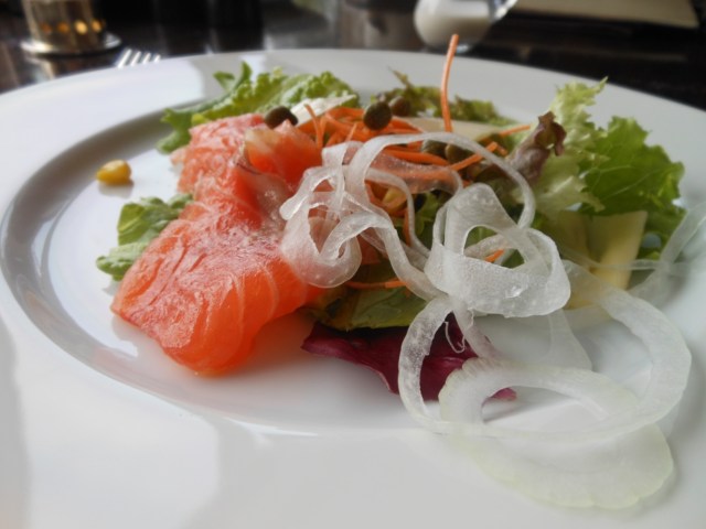 サラダとサーモン