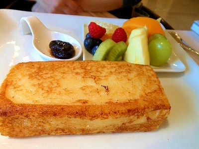 伝統のフレンチトーストフレッシュフルーツとスチュードプルーン添え