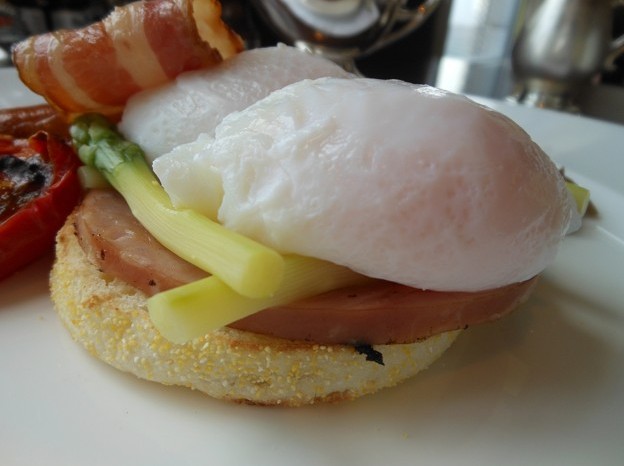 エッグベネディクト