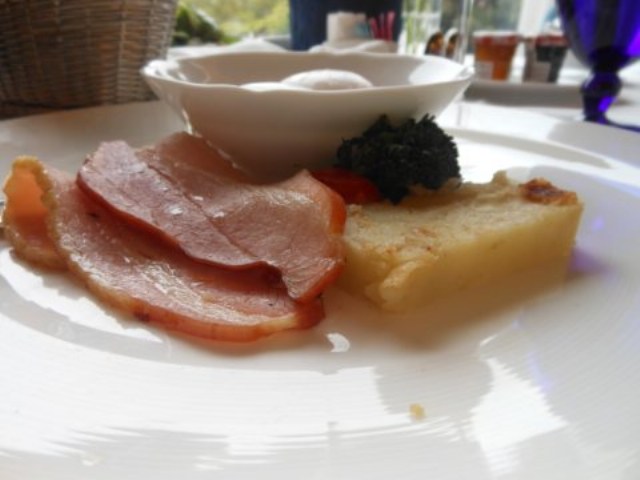 ポーチドエッグ　ベーコン