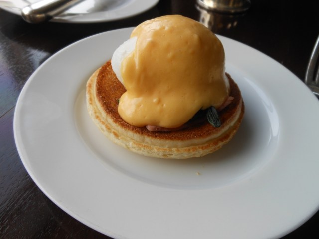 エッグベネディクト　朝食