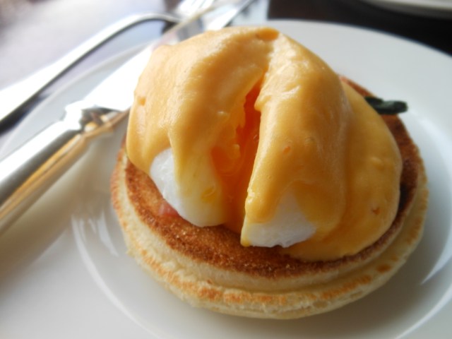 エッグベネディクト　朝ごはん