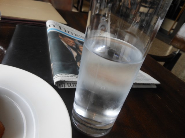 新聞を読みながらちょっと休憩