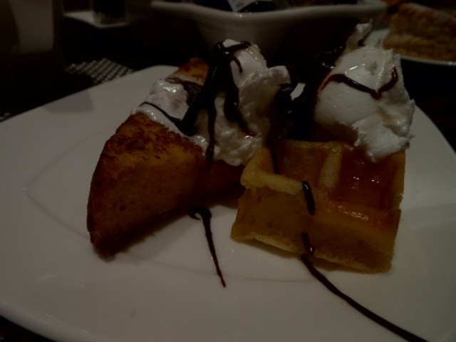 ワッフルにチョコレートソースと生クリーム