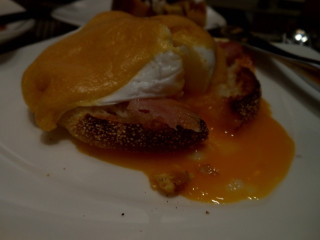 ヒルトン　エッグベネディクト