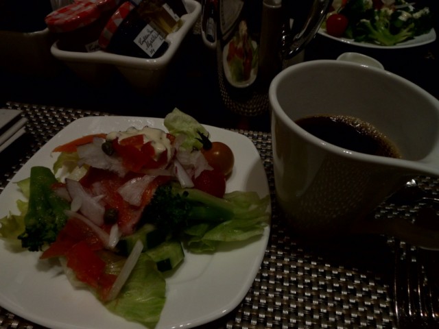 サラダとコーヒー