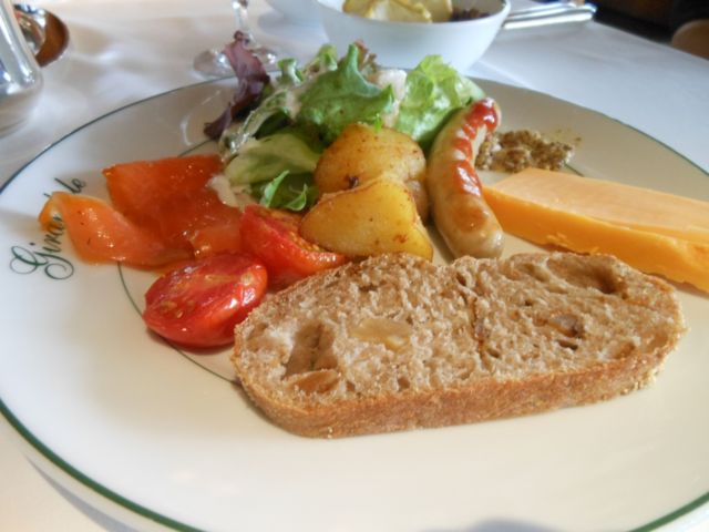 パンとサラダ、ソーセージ パンとサラダ、ソーセージ