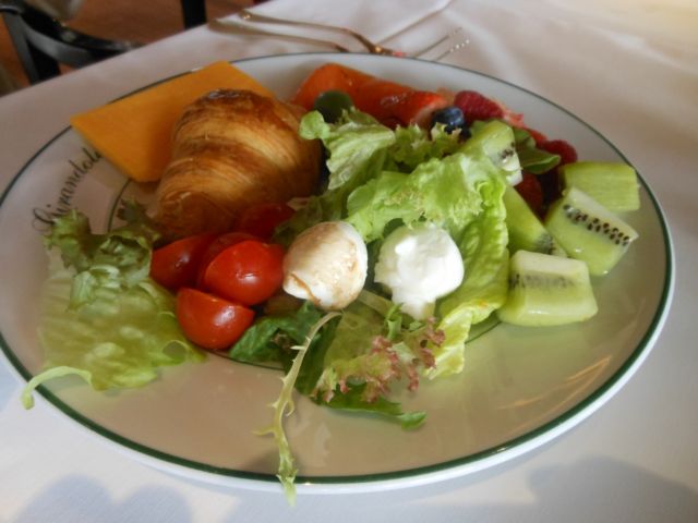 クロワッサンとサラダ、チーズ クロワッサンとサラダ、チーズ