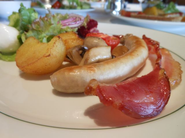 ジャガイモ、ソーセージ、ベーコン、トマト、サラダ