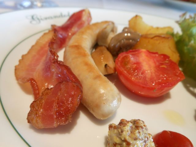 ジャガイモ、ソーセージ、ベーコン、トマト、サラダ ジャガイモ、ソーセージ、ベーコン、トマト、サラダ