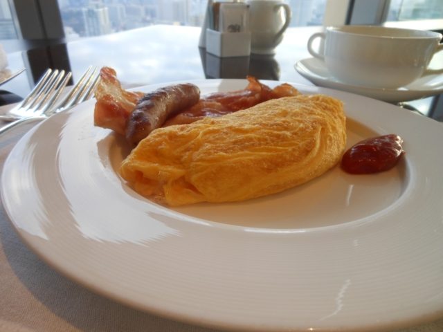 オムレツ、ベーコン、ソーセージ