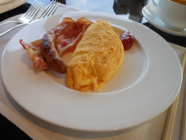 オムレツ、ベーコン、ソーセージ