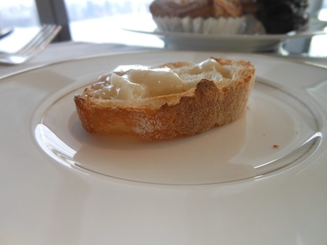 フランスパンに生ハチミツ