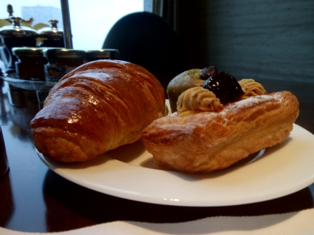 クロワッサン、マフィン、デニッシュ　ロビーラウンジ