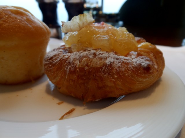 マフィンとリンゴのデニッシュ　ロビーラウンジ