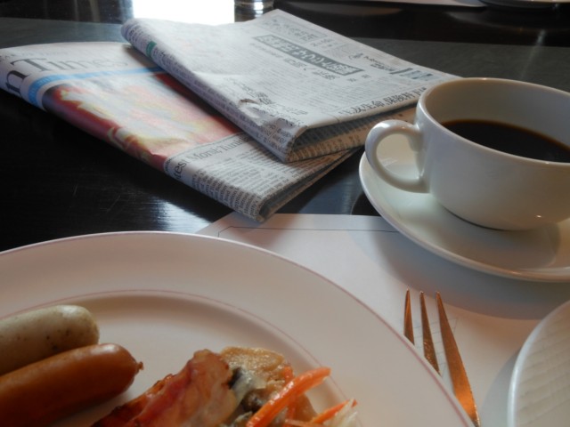 新聞を読みながらコーヒーで一休み