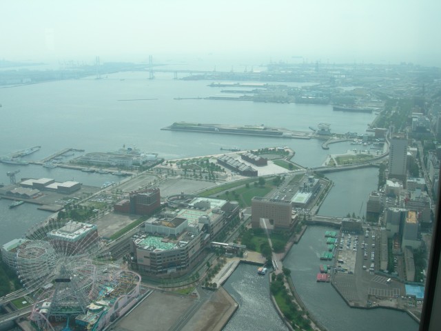 地上70階よりみなとみらいを望む / 横浜ロイヤルパークホテルの早朝。高層ビルを眼下に望む「超高層階」にて朝食。