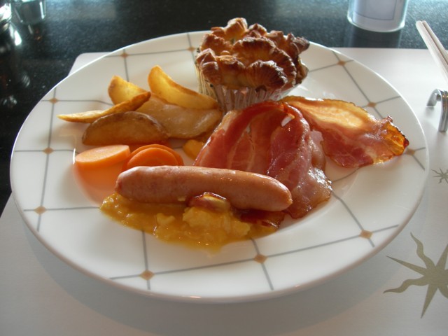 ベーコン、ソーセージ、ポテト